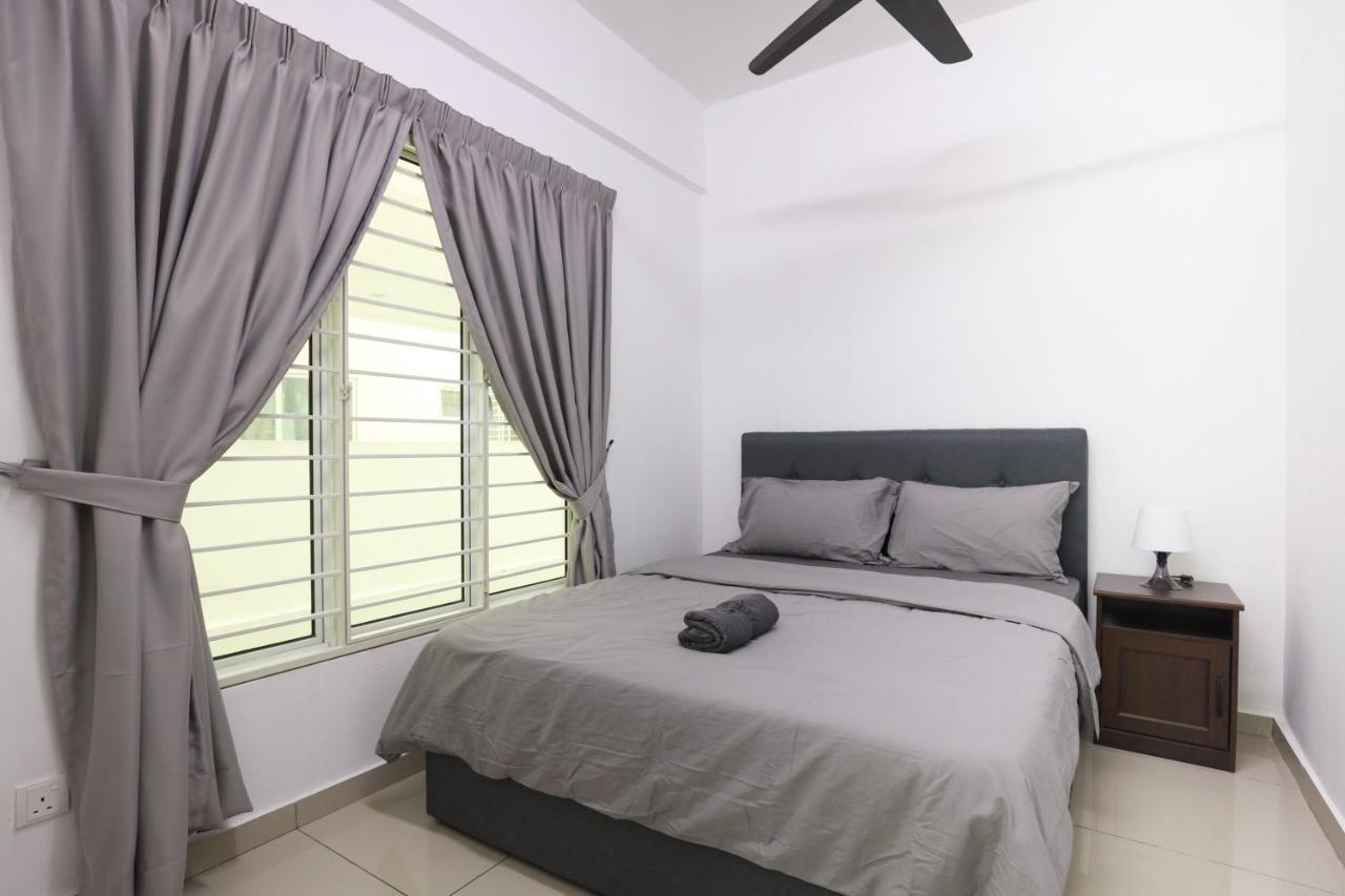 Cozy 3-Bedroom Condo With Pool - Seri Kembangan Exterior foto